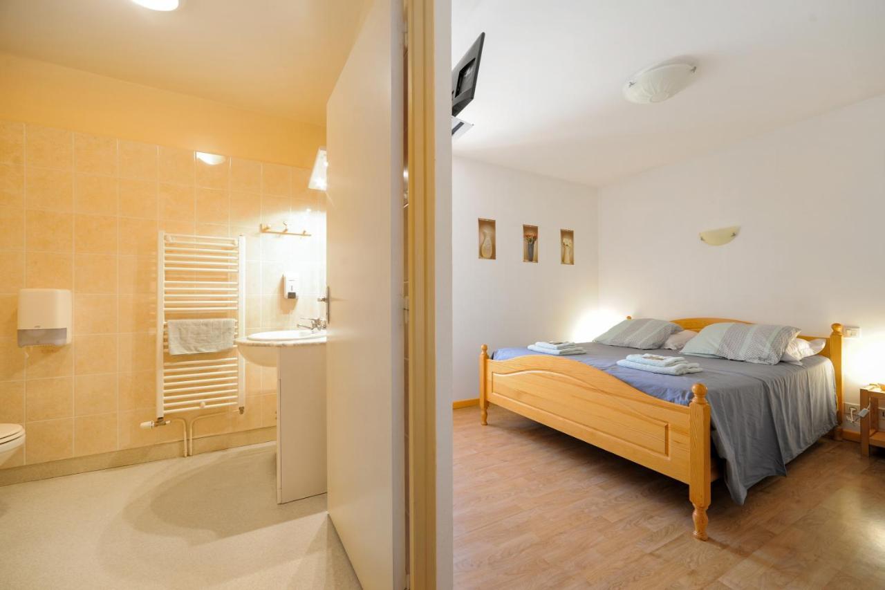 Chambres D'Hotes De L'Auberge L'Astrassadou Rézentières Exterior foto